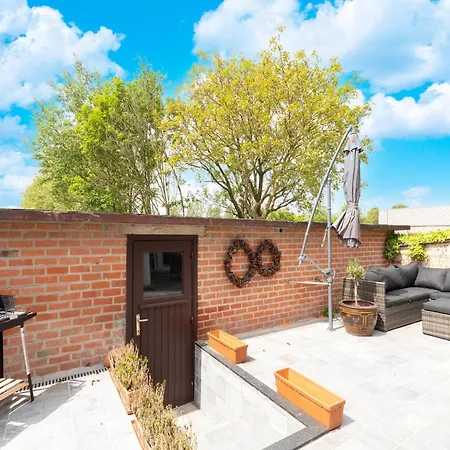 Modern W Private Yard, Cleaning Included
