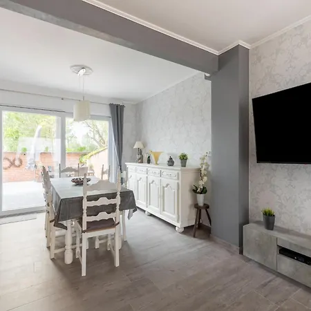 Modern W Private Yard, Cleaning Included Villa