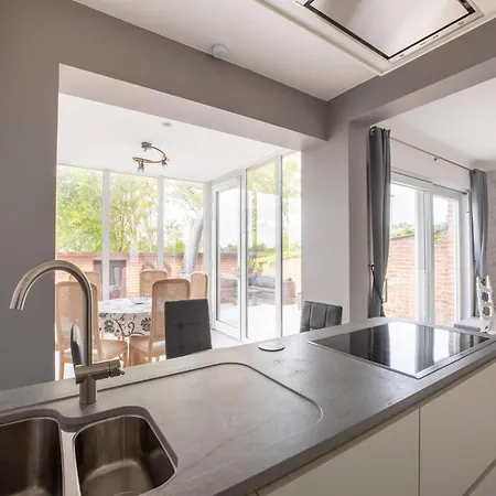 Villa Modern W Private Yard, Cleaning Included